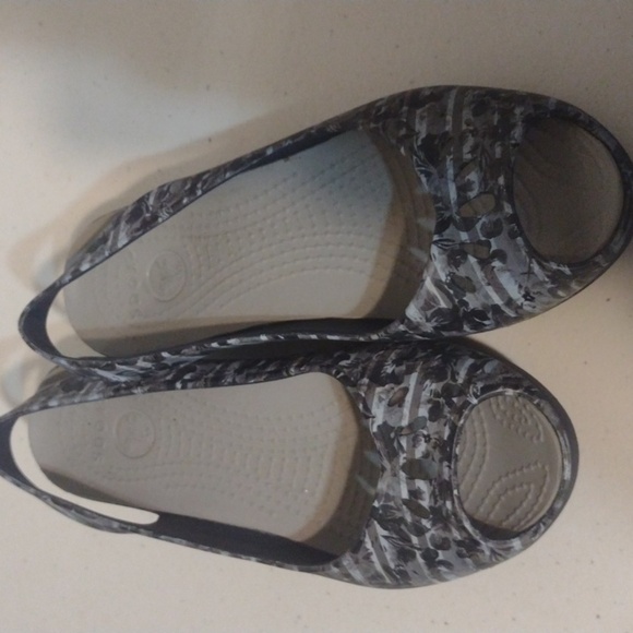 CROCS Women's "MABYN" Stripe Floral Mini Wedge Slingback Sandals size 6 peeptoe - Picture 1 of 9